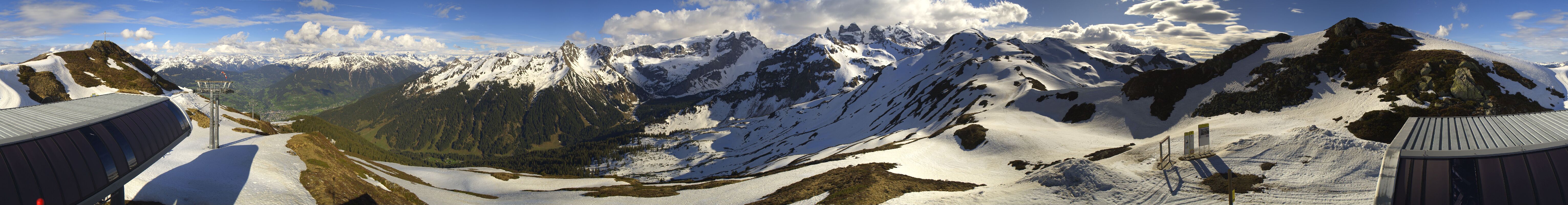 Bergstation der Rätikon Bergbahn mit 360° HDR Webcam, Rundblick ins Ski- und Wandergebiet, hinter der Bergstation der Skitunnel zur Aussergolmbahn mit der Diaboloabfahrt, der steilsten Abfahrt in Vorarlberg